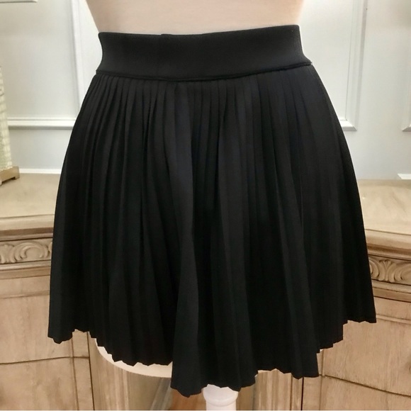 F21 black pleated miniskirt - Picture 2 of 6